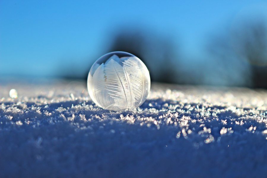 Ein Frostschutz-Schneeball auf verschneitem Gelände.